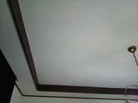 天井
天井は壁面よりも少し凹凸を強めにしました。
ライトを付けると塗り壁の陰影が楽しめます。