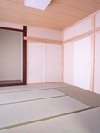 和室
和室は昔ながらの2間続きの真壁和室。
８畳＋６畳です。
これだけの広さの和室を設けられるなんて羨ましいですね。
